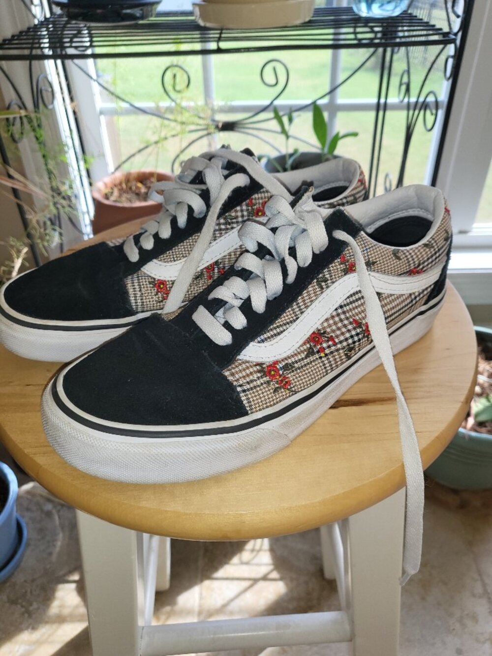 Vans Women's Black Floral Lace-Up Sneakers Size 8